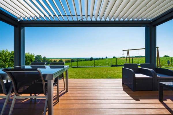 pergola-lames-orientables-gris-anthracite-terrasse-salon-de-jardin