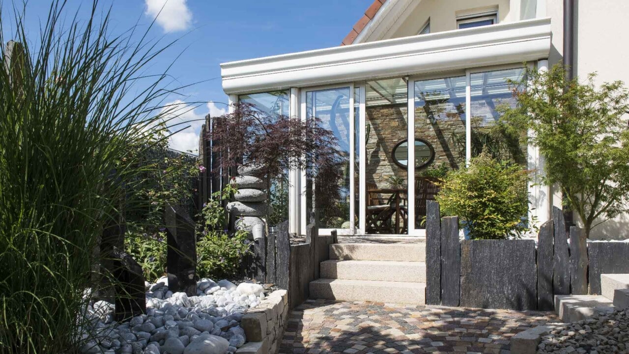 veranda-blanc-toit-vitre-plantes-terrasse