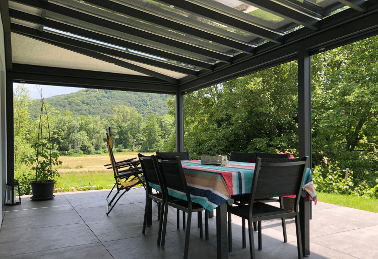 Une véranda moderne pour protéger une terrasse du vent et du soleil